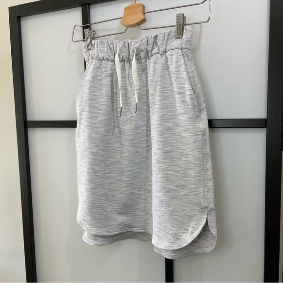 [2] Lululemon Athletica Grey & White Stripe On The Fly Skirt Women’s Like New - Picture 7 of 13